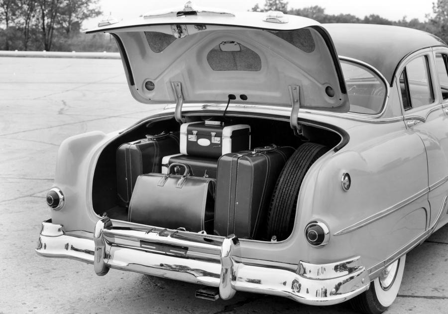 Багажник Pontiac Chieftain Deluxe Eight 4-Door Sedan 1950 года  (фото 1 из 5)